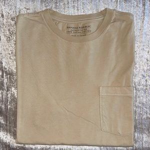 Tan Banana Republic authentic tee. Size M. NWT.